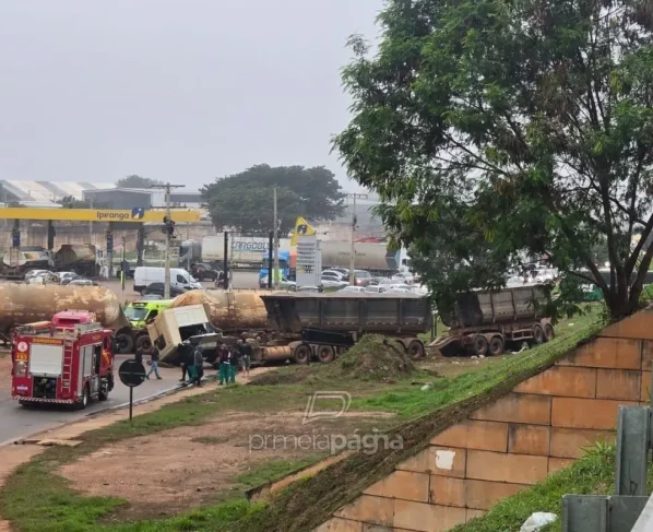 Carreta caiu de viaduto após perder o controle na BR-163, trecho de Cuiabá. - Foto: Kátia Krüger/TVCA