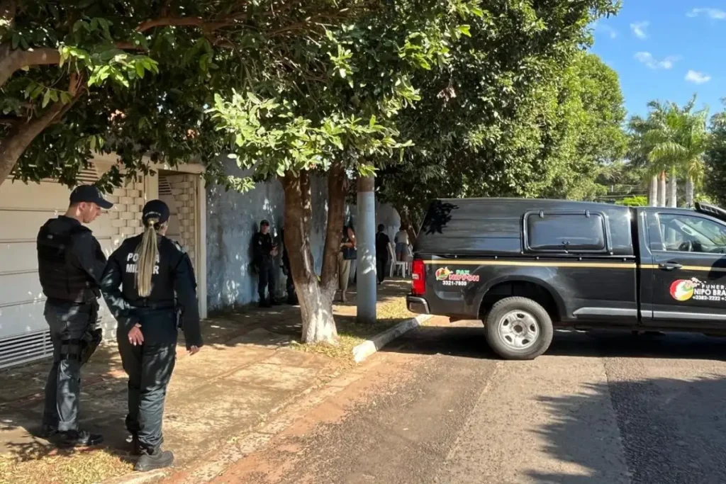 Movimentação em frente à casa