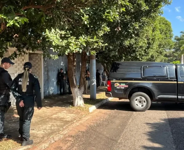 Movimentação em frente à casa