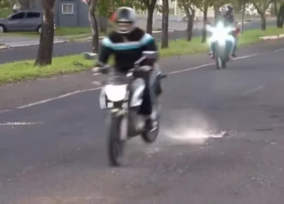 Motociclista quase caiu após bater no buraco (Foto: reprodução/Magno Lemes)