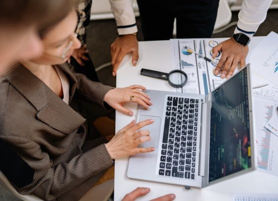 Estratégias de Marketing Digital Integrado: Guia Definitivo 2025