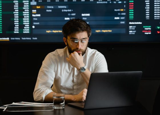 Estrategista de Marketing Digital: Como Contratar o Profissional Certo em 2026?