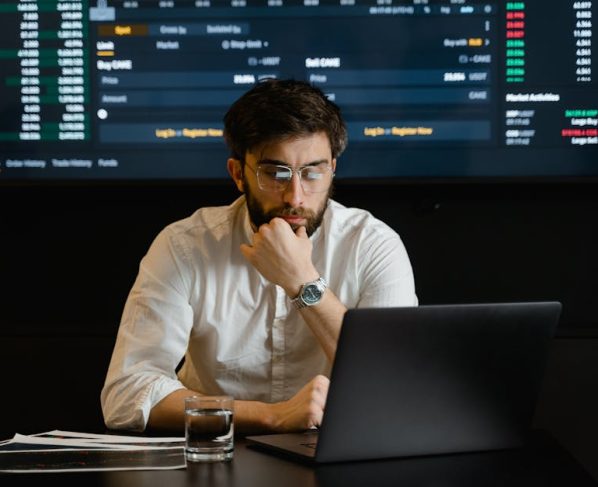 Estrategista de Marketing Digital: Como Contratar o Profissional Certo em 2026?