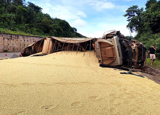Acidente com carreta na BR 364
