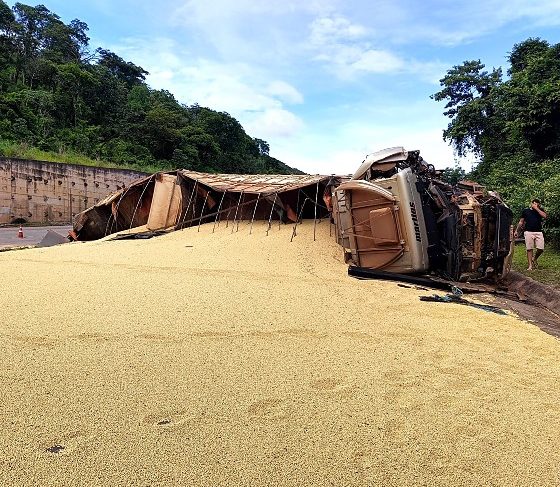 Acidente com carreta na BR 364