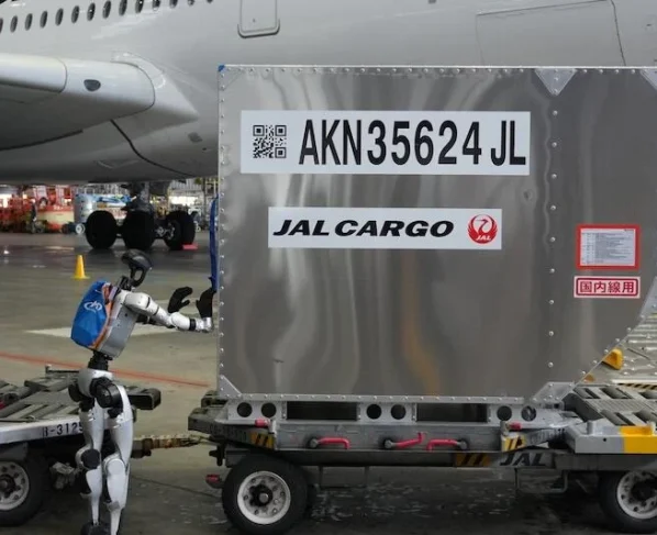 Aeroporto de Tóquio inicia testes com robôs humanoides para transporte de bagagens