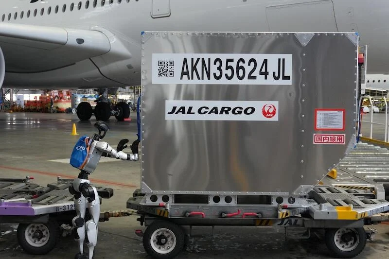 Aeroporto de Tóquio inicia testes com robôs humanoides para transporte de bagagens