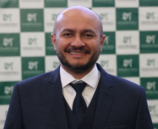 defensor público Rogério Borges Freitas, foi afastado de forma cautelar do cargo de Primeiro subdefensor público-geral, pelo prazo de 60 dias,