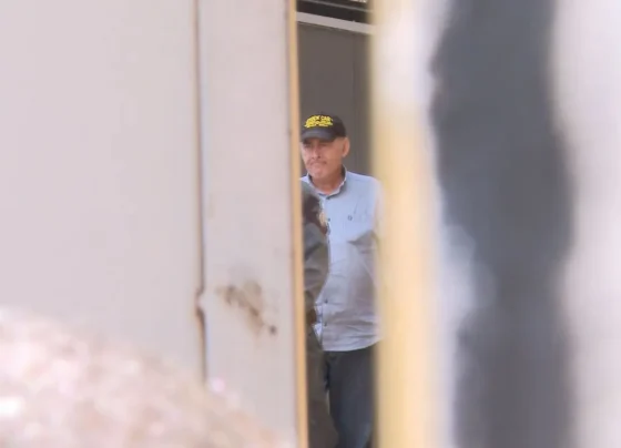 Ex-prefeito Alcides Bernal na saída da audiência de custódia que decretou sua prisão preventiva após assassinato de fiscal tributário em Campo Grande (Foto: Sérgio Saturnino)
