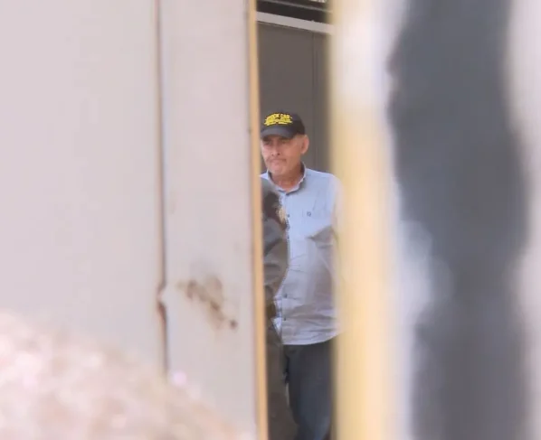 Ex-prefeito Alcides Bernal na saída da audiência de custódia que decretou sua prisão preventiva após assassinato de fiscal tributário em Campo Grande (Foto: Sérgio Saturnino)