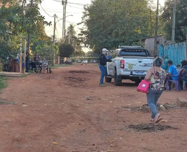 Perícia e Polícia no local do crime (Foto: José Aparecido)